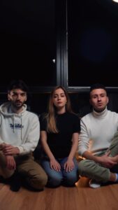 Vitalii Hordiienko Instagram - 🎶«Туман яром, туман долиною» Пісня родом з села Чулаківка, Херсонської області. Знову з одногрупниками @artur_shalak та @sofileshyshak співаємо разом для вас на честь визволення Херсона🥹 Kherson
