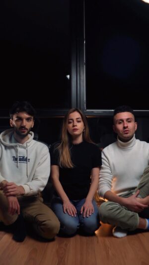 Vitalii Hordiienko Instagram - 🎶«Туман яром, туман долиною»

Пісня родом з села Чулаківка, Херсонської області.

Знову з одногрупниками @artur_shalak  та @sofileshyshak співаємо разом для вас на честь визволення Херсона🥹