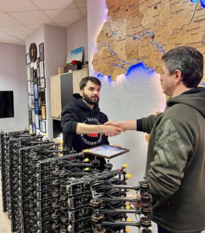 Vitalii Hordiienko Instagram - Зустрічайте 75 FPV дронів на які ми зібрали кошти під час стріму з Сергієм Притулою🤩

Ці красунчики вже приїхали до Києва, а скоро будуть їхати на фронт для виконання бойових завдань. 

Дякую усім, хто донатив! Ви підвищили боєздатність української армії🫡
