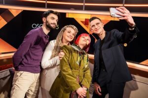 Vitalii Hordiienko Instagram - Будете сьогодні дивитись «Оскар»?

Попри те, що вони не дозволили виступити Зеленському, я все ж маю для вас декілька причин глянути⬇️

По-перше, сьогодні о 21:00 на YouTube каналі «Суспільне Культура» можна буде глянути прешоу, де ми з чудесними людьми (із другого фото) обговорюємо цьогорічну церемонію.

По-друге, в України є шанс вперше в історії взяти «Оскар» (в категорії «найкраще документальне кіно»). Але як це не іронічно, нашому фільму «Будинок зі скалок» потрібно здолати там стрічку «Навальний».

Якщо ці аргументи вас не переконали, то принаймні прешоу гляньте. Ми старались🫡