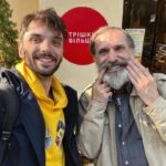 Vitalii Hordiienko Instagram - Прямо зараз я працюю над великим відео про український дубляж. І в рамках робити над відео я нарешті познайомився з хрещеним батьком нашого дубляжу, а саме з Євгеном Малухою Це голос Гомера Сімпсона, Альфа та ще тисячів інших героїв. Неймовірна щира та відкрита людина, яку можна слухати годинами і я невимовно щасливий, що доля дала мені шанс поспілкуватись з ним😊 Цю зустріч я запам‘ятаю на все життя і впевнений, ще внукам буду про цього чоловіка розповідати🤍 P.S. Зацініть як пан Євген вміє розтягувати руками свою посмішку😁 Kyiv, Ukraine
