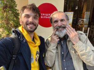 Vitalii Hordiienko Instagram - Прямо зараз я працюю над великим відео про український дубляж.
І в рамках робити над відео я нарешті познайомився з хрещеним батьком нашого дубляжу, а саме з Євгеном Малухою

Це голос Гомера Сімпсона, Альфа та ще тисячів інших героїв.
Неймовірна щира та відкрита людина, яку можна слухати годинами і я невимовно щасливий, що доля дала мені шанс поспілкуватись з ним😊

Цю зустріч я запам‘ятаю на все життя і впевнений, ще внукам буду про цього чоловіка розповідати🤍

P.S.
Зацініть як пан Євген вміє розтягувати руками свою посмішку😁