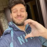 Vito Coppola Instagram - Auguri di buon anno a tutti 😁🙌 Diciamo che questo non è il più comune dei modi per questo tipo di eventi, ma la verità è che non ho avuto tempo per poter fare un video in stile “social media” 😅 e quindi come sempre, la trasparenza nel condividere con voi momenti di vita è spontanea 😝🙌 Anche se un po’ sporco e spettinato ci tenevo a non perdere l’occasione di questo giorno così speciale per augurare a tutti voi un buon 2024 🥳 Auguro a TUTTI un anno ricco di salute, felicità, amore e ciò che più desiderate. Sono molto grato di tutto ciò che mi sta capitando nella mia vita e non ho filtri nel condividerlo con voi, perché chi mi segue sa quanto non dia nulla per scontato e quanto mi piaccia apprezzare le piccole cose. Non mi sento di chiedere nulla per me, in quanto ho una famiglia che mi vuole bene e mi sostiene, anche se a Km di distanza. Ho dei nonni che amo più della mia stessa vita e che, anche se per vederli dovrò aspettare un altro anno, per quel che mi riguarda ne varrà sempre la pena, perché la famiglia è la vera ricchezza. L’amore condiviso ed i momenti insieme fanno la felicità, ed è per questo che mi reputo una persona fortunata ed un ragazzo felice. Non ho bisogno di nient’altro! Il mio augurio è rivolto a tutti voi, affinché possiate sempre trovare la vostra felicità 🤞 Non smettete mai di credere in voi stessi e nelle persone. 🙌 Un super abbraccio 🫂 come quelli che piacciono a me 😊 Buon 2024 ♥️ V.