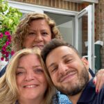 Vito Coppola Instagram - English lesson with Jayne and Teresa 😝🙌🏼 I’m trying my best but it’s hard…to read a chocolate box 😝 Qualcuno mi spiega per favore perché in inglese non si pronunciano le lettere nel 99% delle parole? 😅 perché scriverle se poi sono tutte mute e il suono cambia totalmente…?… 🤯🙈😝 (Jokiiiing of course, but just please help me to understand better 😅🙏🏼 thank you) ♥️ I love the learning process 😁😁😁