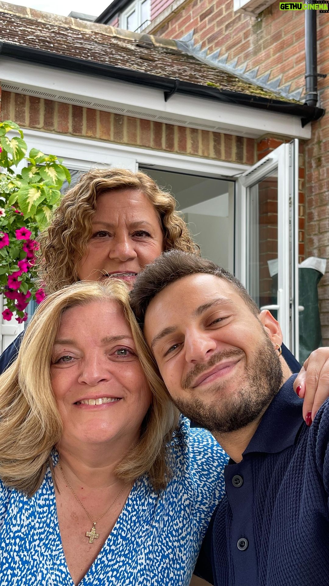 Vito Coppola Instagram - English lesson with Jayne and Teresa 😝🙌🏼 I’m trying my best but it’s hard…to read a chocolate box 😝 Qualcuno mi spiega per favore perché in inglese non si pronunciano le lettere nel 99% delle parole? 😅 perché scriverle se poi sono tutte mute e il suono cambia totalmente…?… 🤯🙈😝 (Jokiiiing of course, but just please help me to understand better 😅🙏🏼 thank you) ♥️ I love the learning process 😁😁😁
