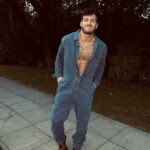 Vito Coppola Instagram - Questo sono io, il Vito provinciale, cresciuto in campagna, tra gli animali, erba e balle di fieno. Quel Vito che si arrampicava sugli alberi insieme ai cugini per mangiare i frutti direttamente dai rami. Quel Vito che si è sempre divertito a lavorare la terra con i nonni, montando teli per gli ulivi o facendo solchi con il trattore. Per me e per tutta la mia famiglia questa è la vera felicità, una raccolta di tanti momenti racchiusi nei nostri ricordi passati e molti altri futuri che ancora non sono arrivati a noi. Questo è Vito, il vero me! 🙌🏼