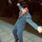 Vito Coppola Instagram - Questo sono io, il Vito provinciale, cresciuto in campagna, tra gli animali, erba e balle di fieno. Quel Vito che si arrampicava sugli alberi insieme ai cugini per mangiare i frutti direttamente dai rami. Quel Vito che si è sempre divertito a lavorare la terra con i nonni, montando teli per gli ulivi o facendo solchi con il trattore. Per me e per tutta la mia famiglia questa è la vera felicità, una raccolta di tanti momenti racchiusi nei nostri ricordi passati e molti altri futuri che ancora non sono arrivati a noi. Questo è Vito, il vero me! 🙌🏼
