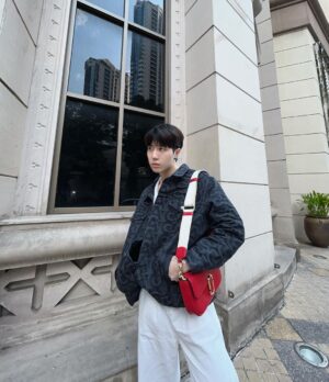 Vittawin Veeravidhayanant Instagram - มาร์ค เจค็อบส์ @marcjacobs ร่วมเฉลิมฉลอง Lunar New Year 2023 กับซีเลคชั่นกระเป๋ารุ่นไอคอนิกในเฉดสี “True Red” เสริมสิริมงคล
พร้อมให้เหล่าแฟชั่นนิสต้าได้อัปเดตเทรนด์ใหม่ล่าสุดต้อนรับเทศกาลเปี่ยมความสุขอย่างมีสไตล์แบบ มาร์ค เจค็อบส์ แล้ววันนี้ 🏮♥️

พบกับคอลเลกชั่นใหม่ล่าสุดจาก มาร์ค เจค็อบส์ ที่ MARC JACOBS สาขา Central World, Central Chidlom, Central Ladprao และเว็บไซต์ www.patluxurygroup.com 

@patluxurygroup.official 

#MarcJacobs 
#MarcJacobsTH 
#MarcJacobsLNY23 
#PATLuxuryGroup