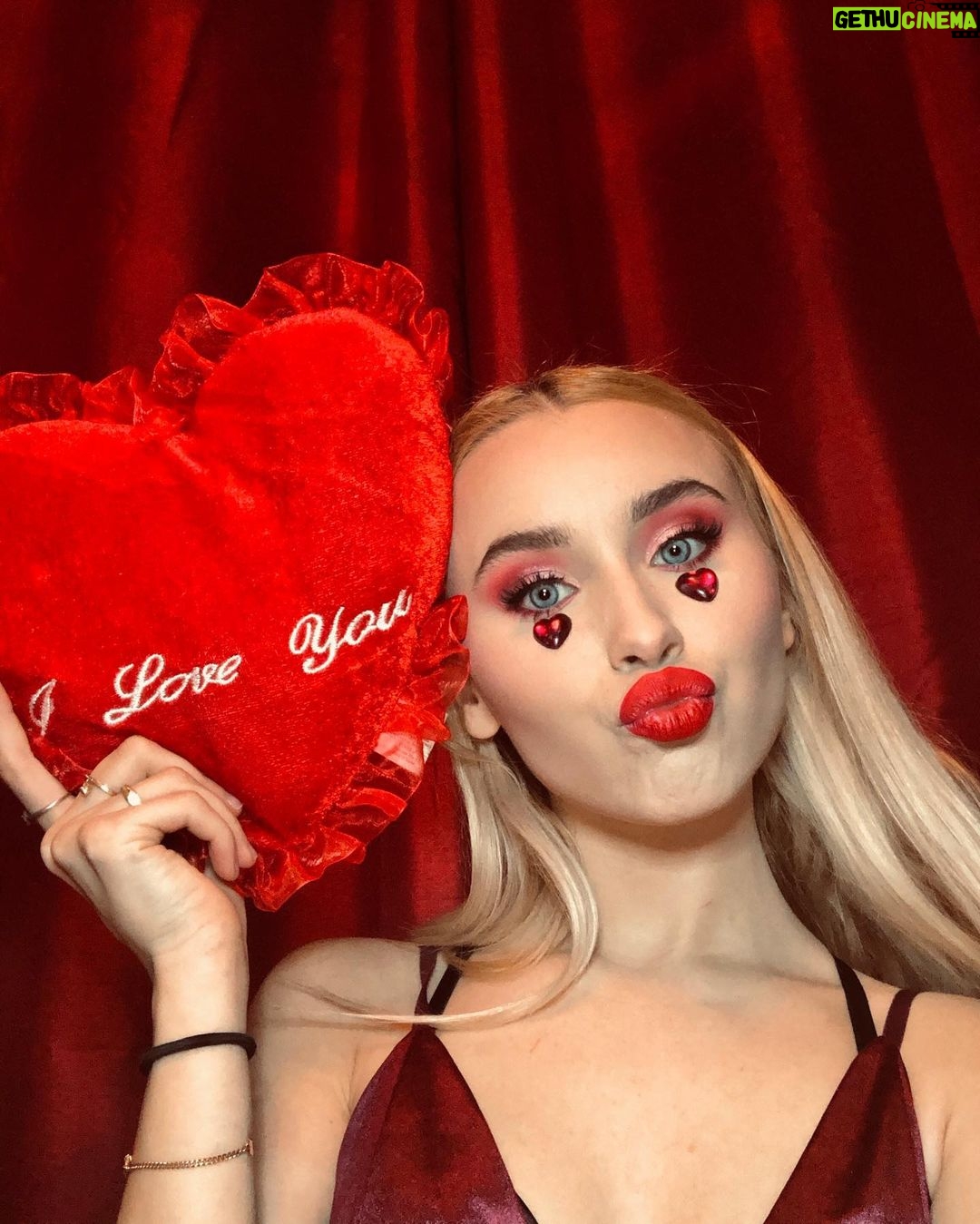 Vivian Hicks - 6.7K Likes - Happy V Day 💋❤️