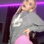 Vivian Hicks Instagram - #Sponsored Tomorrow is #internationalsweatpantsday! I absolutely love my new #Roots sweats and I know you will too! Check out @roots for some amazing new products!!! #moveincomfort #rootspartner