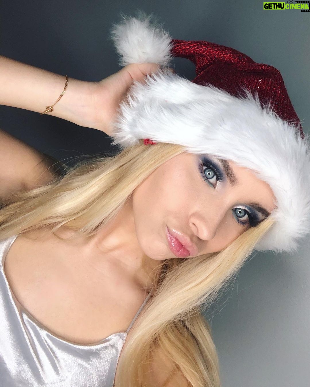 Vivian Hicks - 7.6K Likes - It’s the most wonderful time of the year! #MerryChristmas 🎄