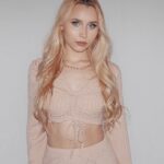 Vivian Hicks Instagram - It’s Black Friday check out @romwe_fun and Get a extra 15% off ALL orders using my CODE “Vivian5” until December 6th! link in my bio 🌸 #romwe #fashion #singer #romweblackfriday #romwefun #blackfriday #romwegirls #romwefashion #RomwecyberMonday