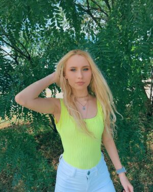 Vivian Hicks Instagram - Livin’🌞