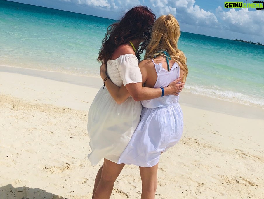 Vivian Hicks Instagram - Happy Mother’s Day 🌸💗 Thank you for everything you do for me! Have a great day love u 🥺 #happymothersday #mom @alleylovemom Grand Muthu Cayo Guillermo