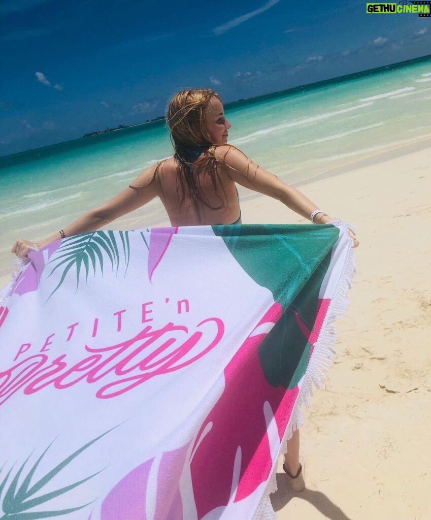 Vivian Hicks Instagram - Speechless 🇨🇺🌊 ☀️ Having a great time in Cuba tysm @petitenpretty this towel came handy can’t wait to put my makeup 💄 on tomorrow night #performance 🎤 #grandmuthucayoguillermo #cuba #cayococo #travel #petitenpretty #InstaBeach Playa Pilar, Cuba