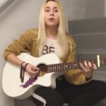 Vivian Hicks Instagram - Comment a song request and what country your from ? 🇨🇦 🎶 @torikelly #nobodylove @lunaguitar #lunaguitars