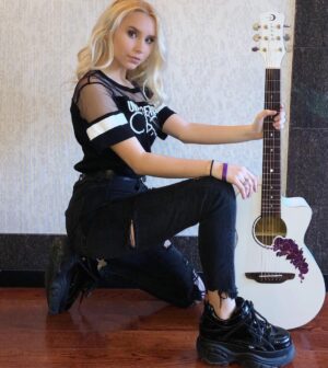Vivian Hicks Instagram - “No one is you and that is your power” 💪
 Thank You  @buffalolondon 👟 loving my shoes 💯 @lunaguitar 🎸#buffalolondn
@chick.nyc 👚