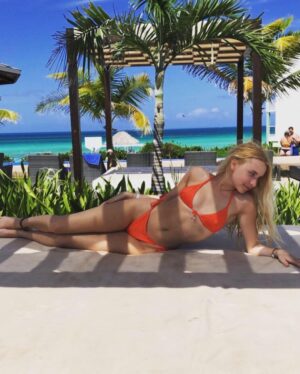 Vivian Hicks Instagram - last day in the sun☀️🌴 #grandmuthucayoguillermo #cuba