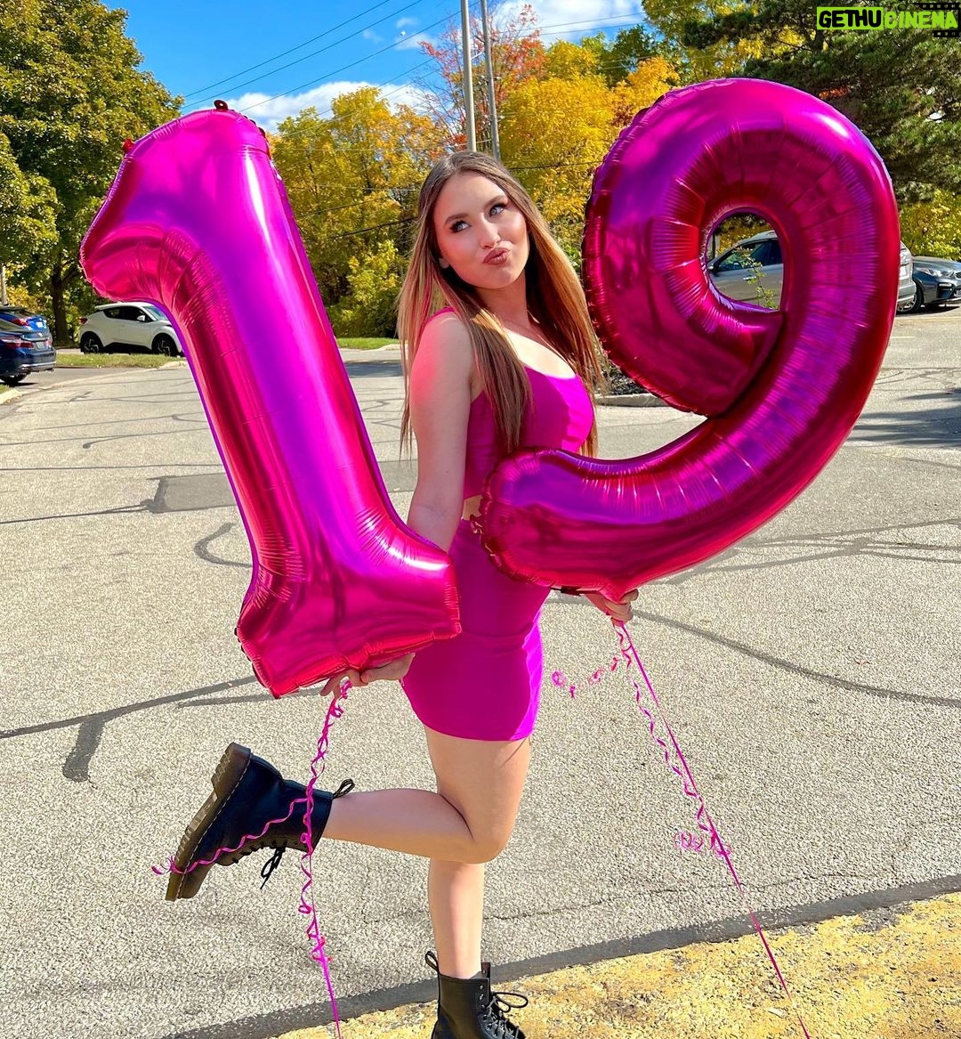 Vivian Hicks Instagram - birthday queen👑🍾