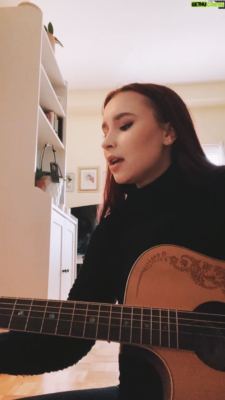 Vivian Hicks Instagram - 🎶 #enchanted @taylorswift #taylorswift @lunaguitar