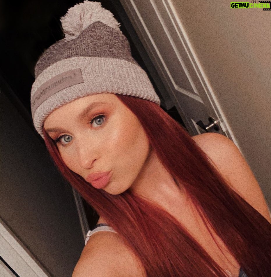 Vivian Hicks Instagram - It’s #BrainCancerAwarenessDay pls wear your toque and post your picture on social media using the hashtag #HatsForHope. Tag @braintumourfdn and be aware of the signs, my Nana’s signs were cognitive changes, trouble urinating and vision loss. 🙏 #keepfighting looking for a toque? the link is in my bio!!!