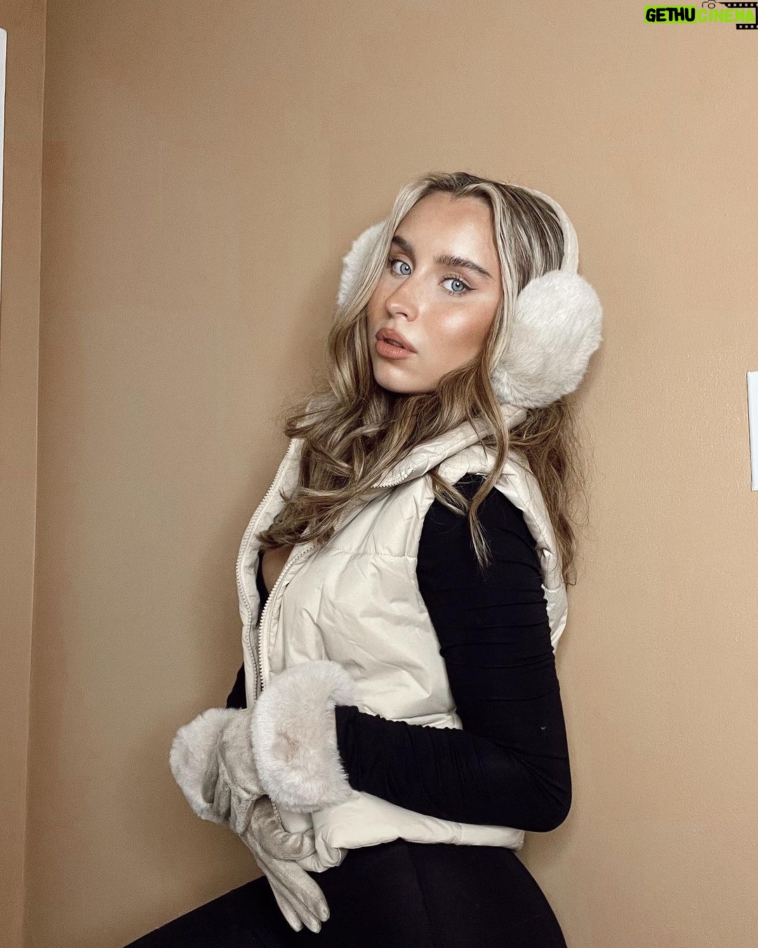 Vivian Hicks Instagram - Winter fits with @sheinofficial ❄️ Shop now and sparkle for the holidays UP TO 90% OFF, Over 400K hot items are marked down until December 31st🎄@shein_ca ID CODES🔎 17773122 3481759 1910805 23822836 Use my coupon code: SHBOX28 #SHEINboxingday #loveshein #SHEINGoodFinds #SHEINforAll #SHEINhome #SHEINappliances # SHEINbeautyfinds #SHEINelectronics #SHEINSportsAcc #ad #saveinstyle