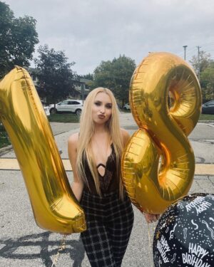 Vivian Hicks Instagram - 18💛 #birthday #birthdaycake #birthdaygirl