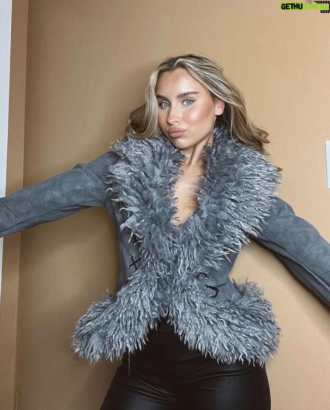 Vivian Hicks Instagram - Boxing Day sales with @shein_ca 🥊 Use my code: SHBOX28 for lots of savings and deals🤭 ID CODES🔎 25695599 1910805 #SHEINboxingday #loveshein #SHEINGoodFinds #SHEINforAll #SHEINhome #SHEINappliances # SHEINbeautfinds #SHEINelectronics #SHEINSportsAcc #ad #saveinstyle