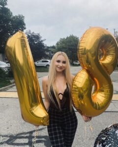 Vivian Hicks Instagram - 18💛 #birthday #birthdaycake #birthdaygirl