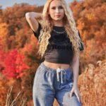 Vivian Hicks Instagram - Fall is in the air 🍂🍁 wearing @roots sweats, check out their fall collection! #canada🇨🇦 #fall #autumnvibes #rootssweats #roots