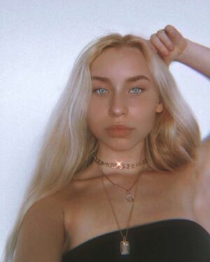 Vivian Hicks Instagram - You can regret a lot of things but you’ll never regret being kind🤎✨ #bekind 
necklace @princesspollyboutique