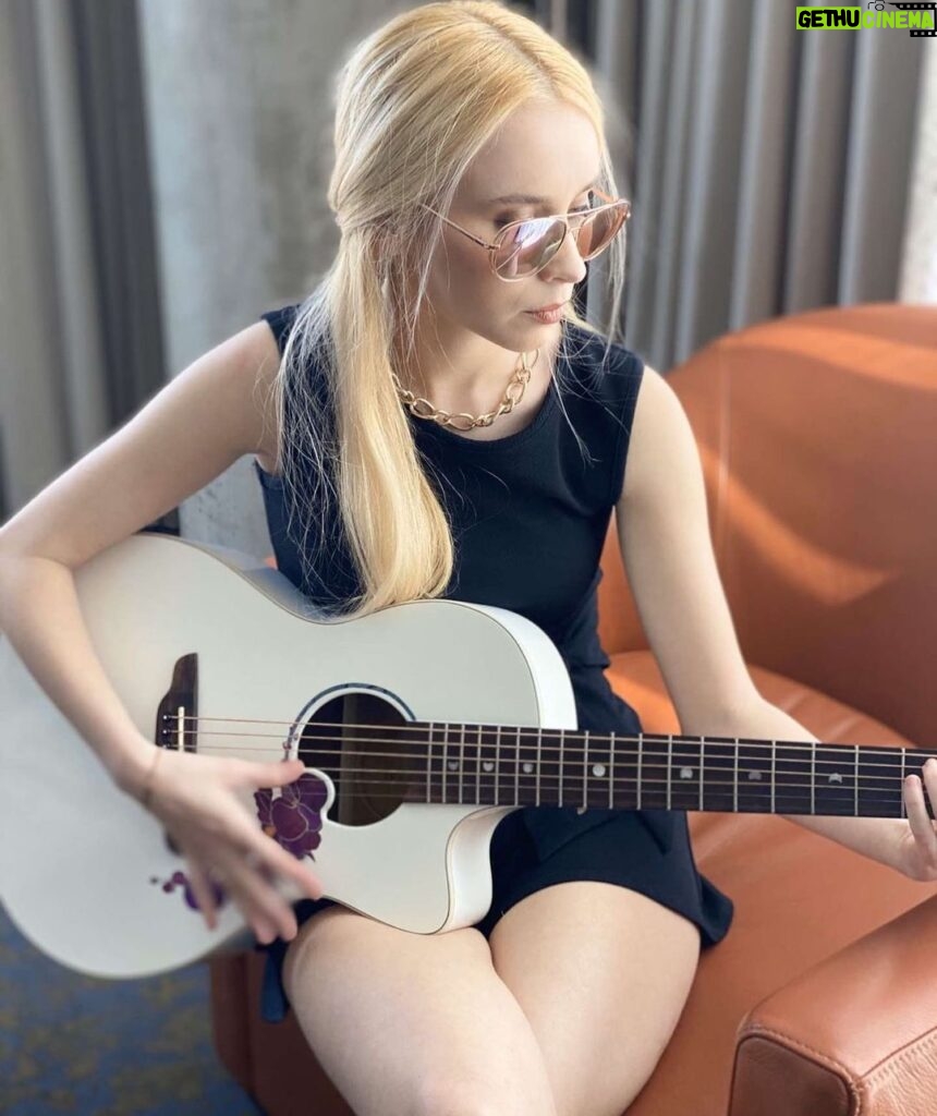 Vivian Hicks Instagram - Checking in on everyone. What country are you from 🇨🇦and how are you doing during this pandemic? Love you all 🙏 #staysafe P.S Stay tuned posting something special soon 👗 @sallymillerfash #covid19 #stayhome 🎸 @lunaguitar #singer #vivianhicks