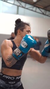 Vivianne Araújo Instagram - Fala galera, já temos uma data para o próximo combate, e por aqui os trabalhos já começaram e estou super focada. Tome nota aí… dia 3 de Fevereiro o bicho vai pegar!!! 🔥🚀