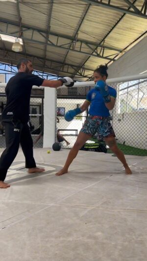 Vivianne Araújo Instagram - Nesse sábado tem @viviaraujomma no #ufc

Esses são apenas alguns trechos do trabalho pré camp usando camadas de Movimento para evoluir em diversas valências físicas e mentais. Só um temperinho no grande e complexo processo muito bem conduzido pela @cerradomma e @daniel.bev e toda equipe de técnicos!

 #pratiquemovimento #rodrigosalulima #movementculture #culturadomovimentobsb #idoportal #moveréhumano #culturadomovimento  #cerradomma #mma #altorendimientodeportivo