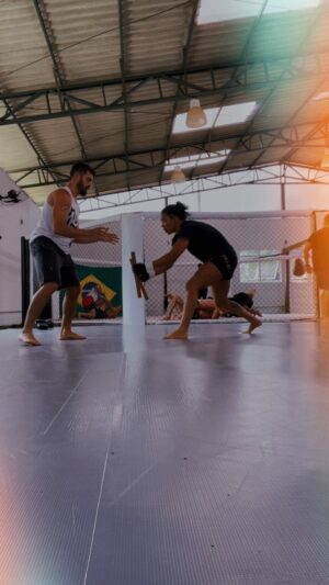 Vivianne Araújo Instagram - Uma pequeniníssima parte do aquecimento da fera @viviaraujomma antes de uma sessão de sparring 

Ativação mental, coordenação olho/mão, ritmo e reconhecimento de padrões. Tudo muito importante pra tarefa dela: LUTAR! 

Dia 15 de outubro mais uma super luta no UFC. Fica de olho que toda equipe da @cerradomma tá voando baixo pros desafios que estão vindo 

 #pratiquemovimento #rodrigosalulima #movementculture #culturadomovimentobsb #idoportal #moveréhumano #culturadomovimento #escolapratiquemovimento #ufc #mma #cerradomma