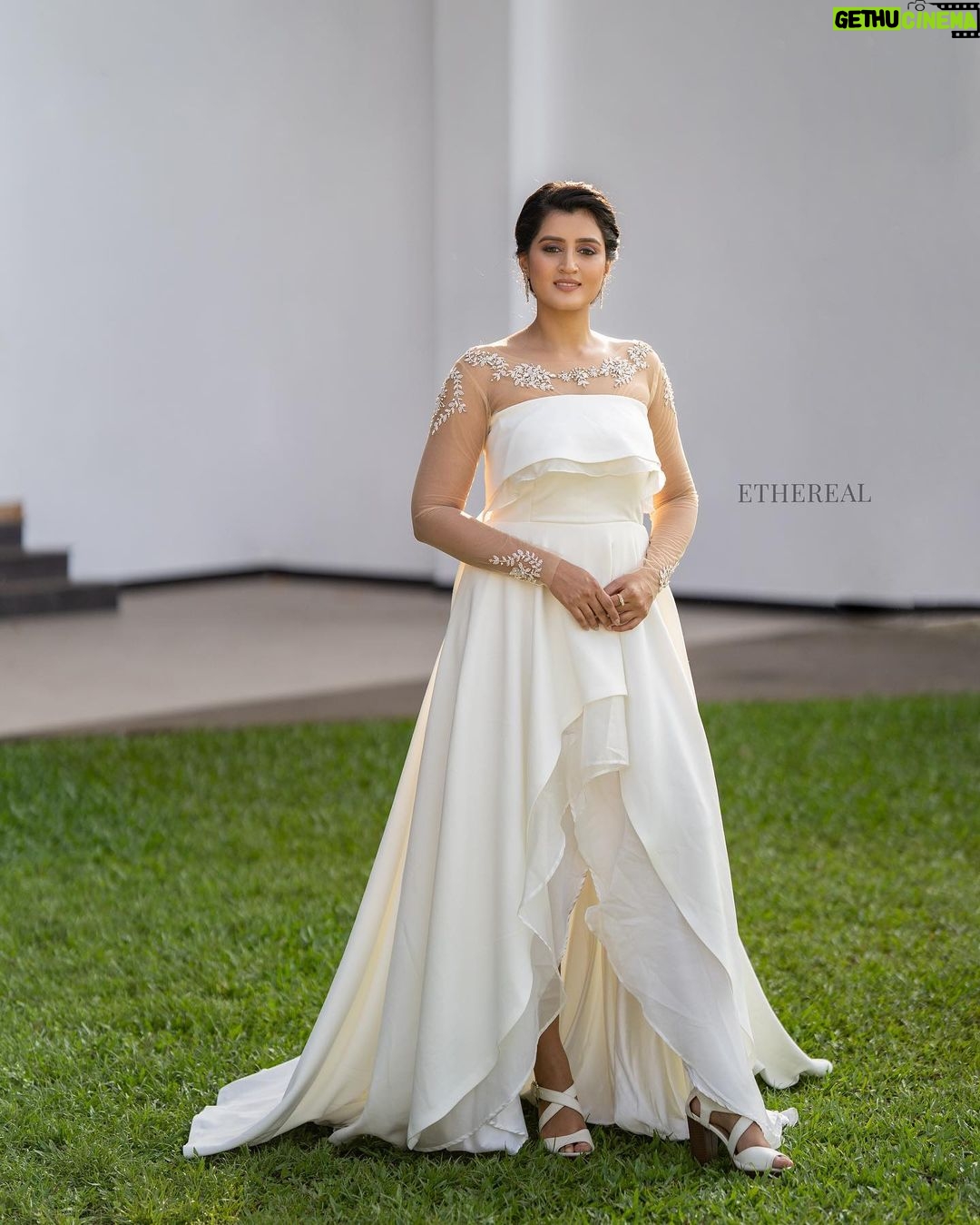 Viviya Santh Instagram - 👗: @ethereal.kochi 💍: @ariabykollattjewellers 💄: @artistic_clan 💇♀️: @reenasajil 📸: @neelimastudio RECCAA Club