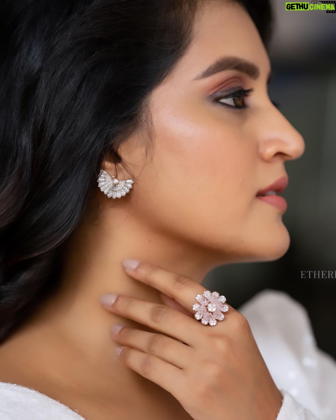 Viviya Santh Instagram - 👗: @ethereal.kochi 💍: @ariabykollattjewellers 💄: @artistic_clan 💇♀️: @reenasajil 📸: @neelimastudio RECCAA Club