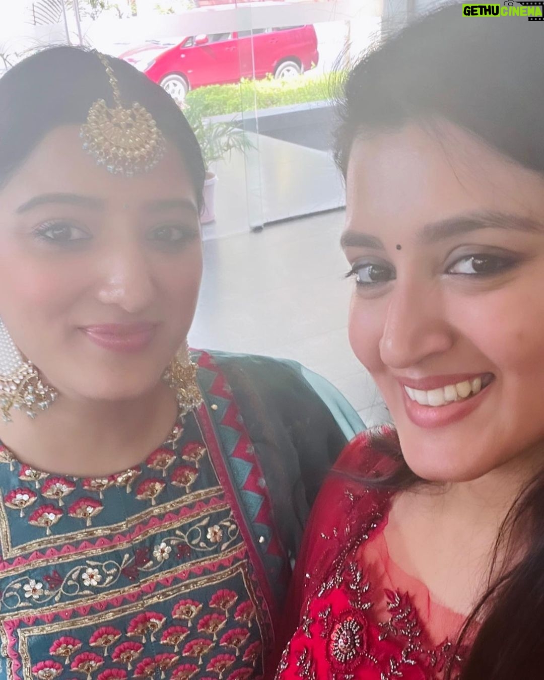 Viviya Santh Instagram - Rahul’s wedding diary 💿 📔 @swasikavj @mamtamohan @meet_miya @shaji_kailas_ @narainraam @vkprakash61 @sinu_sidharth @c_j_charles @directormohanraja @badushanm @chef_pillai @richapanai @kavya_ajit_official #rahulsweddingdiary #celebration #celebritywedding #bangaloredays Bangalore, India