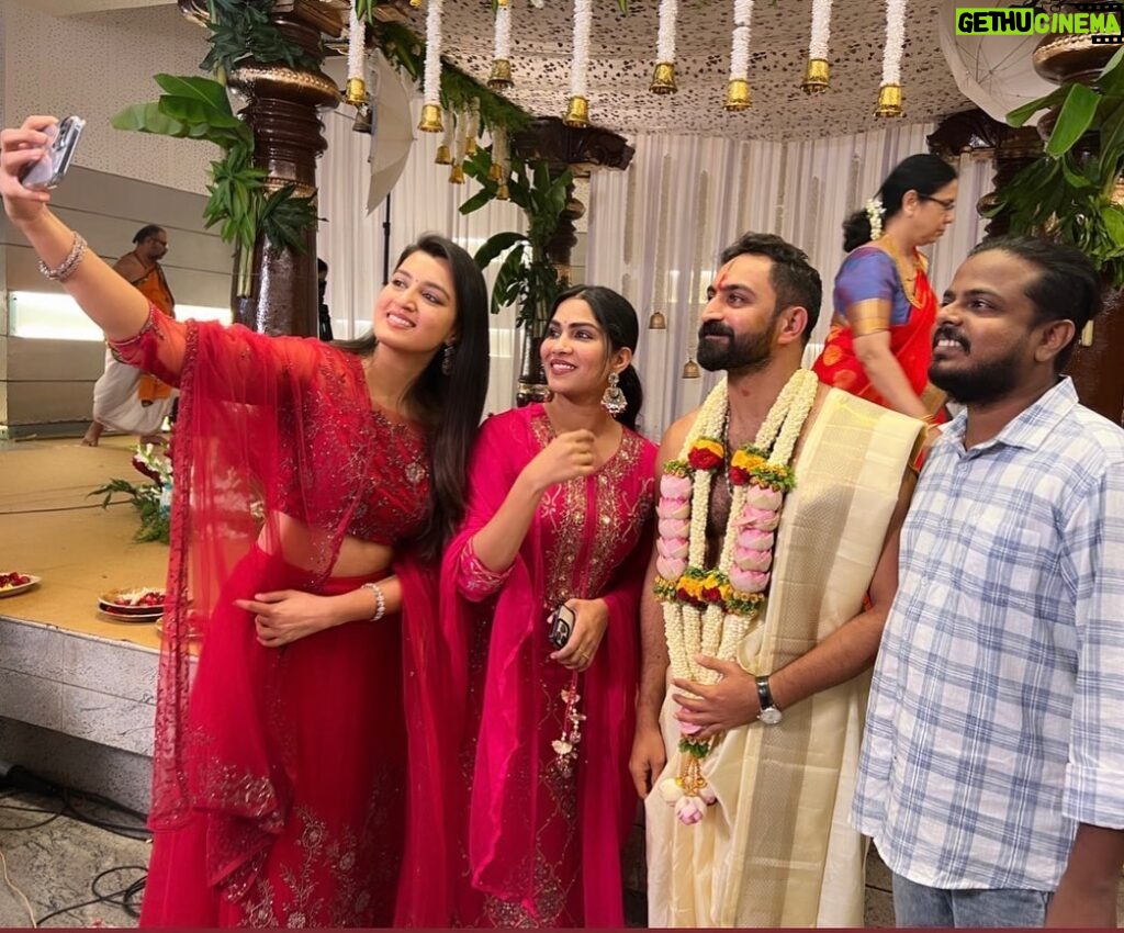 Viviya Santh Instagram - Happy Married Life Rahul 💞💞💞 @swasikavj @c_j_charles 👗: @ethereal.kochi Banglore club