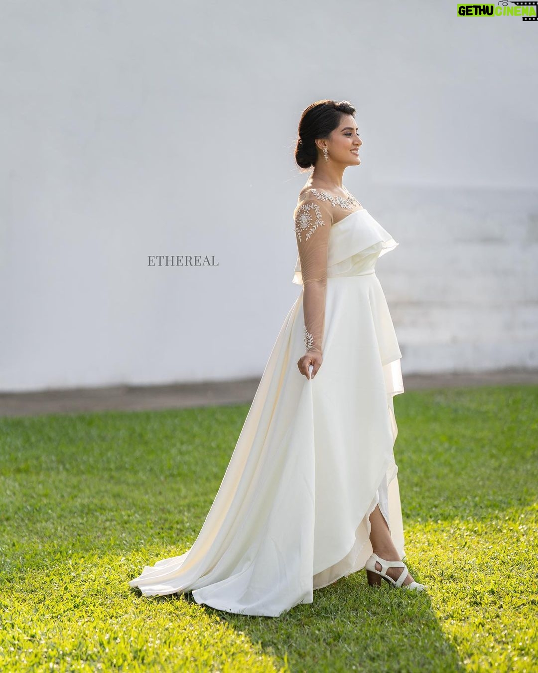Viviya Santh Instagram - 👗: @ethereal.kochi 💍: @ariabykollattjewellers 💄: @artistic_clan 💇♀️: @reenasajil 📸: @neelimastudio RECCAA Club