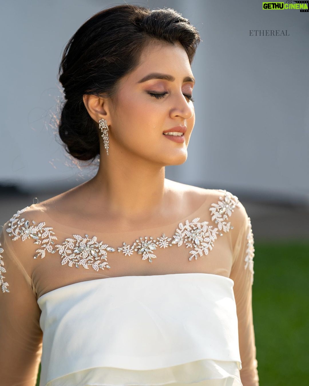 Viviya Santh Instagram - 👗: @ethereal.kochi 💍: @ariabykollattjewellers 💄: @artistic_clan 💇♀️: @reenasajil 📸: @neelimastudio RECCAA Club