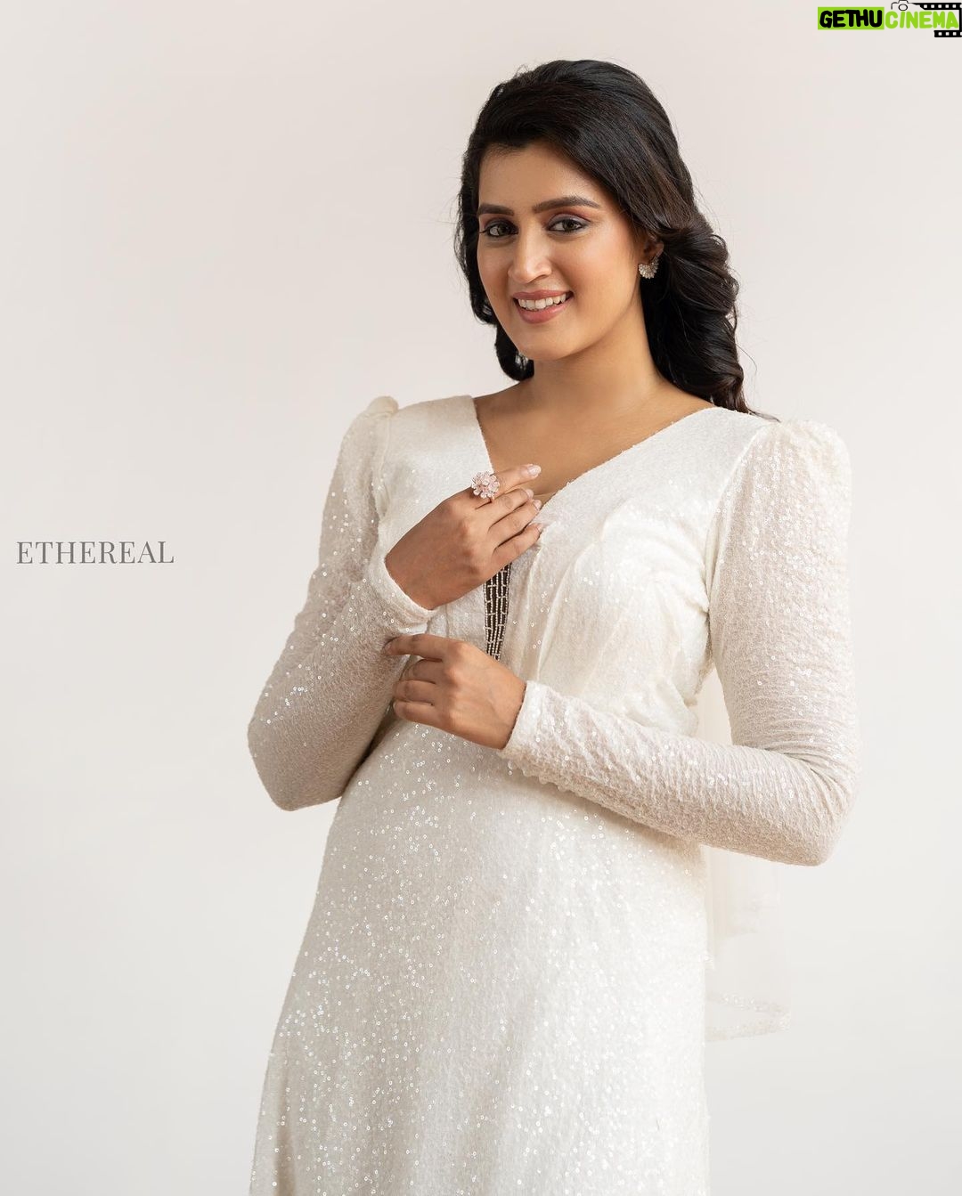 Viviya Santh Instagram - 👗: @ethereal.kochi 💍: @ariabykollattjewellers 💄: @artistic_clan 💇♀️: @reenasajil 📸: @neelimastudio RECCAA Club