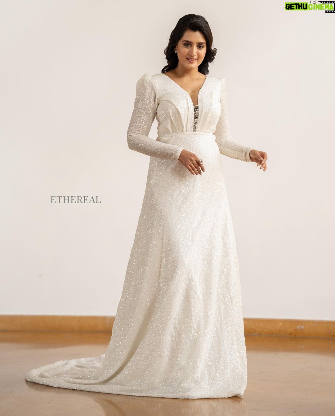 Viviya Santh Instagram - 👗: @ethereal.kochi 💍: @ariabykollattjewellers 💄: @artistic_clan 💇♀️: @reenasajil 📸: @neelimastudio RECCAA Club