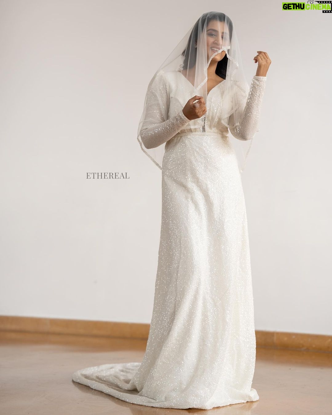 Viviya Santh Instagram - 👗: @ethereal.kochi 💍: @ariabykollattjewellers 💄: @artistic_clan 💇♀️: @reenasajil 📸: @neelimastudio RECCAA Club