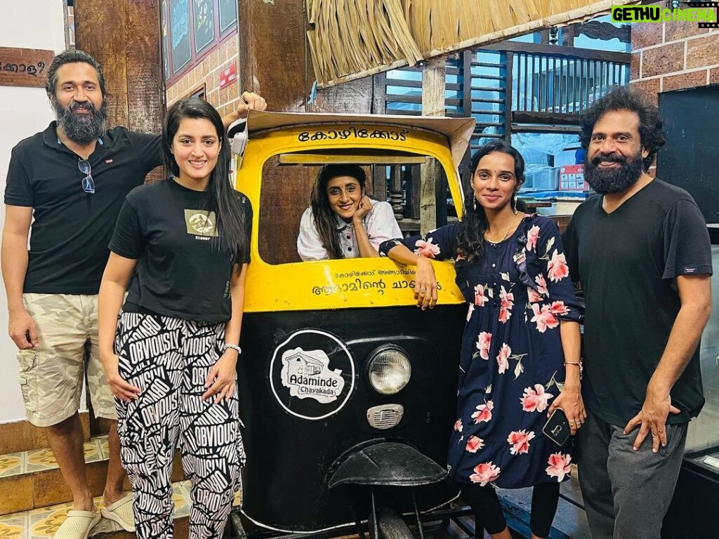 Viviya Santh Instagram - Strangers turning to colleagues to eventually turn into a nest of friends is the best thing that could have happened in a shoot location 🥰. @guru_somasundaram @dr_amar_ramachandran @amaraspallavi @twinkle_joby #shootlocation #locationfun #foodspotting #adamintechayakada #paragon ആദാമിന്റെ ചായക്കട