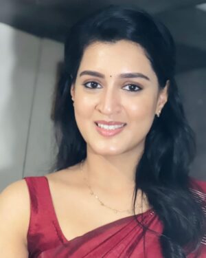 Viviya Santh Instagram - The state of being happy.

#locationstill #shoottime #IndiraLooksLike