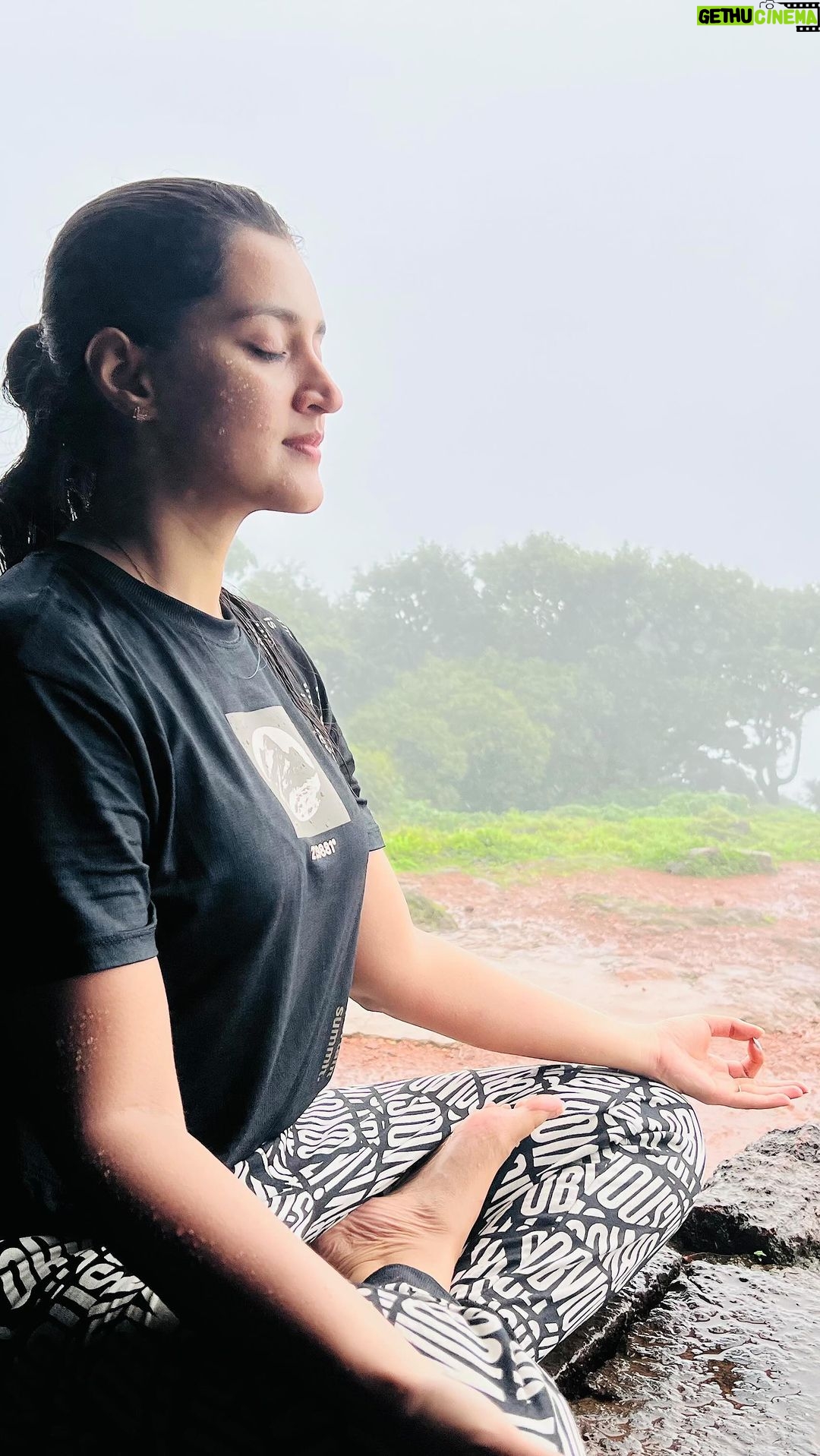 Viviya Santh Instagram - #kudajadri_hills #callingmeagainandagain #travelexperience #rainyday #shankaracharya #sarvajnjapeedam😍shankaracharyar🙏 Kudajadri