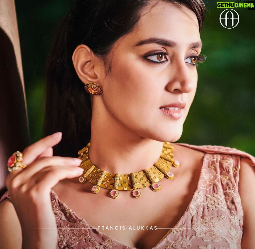 Viviya Santh Instagram - @francisalukkas @l4_lavender_media #adshootš„ #jewellerymaker