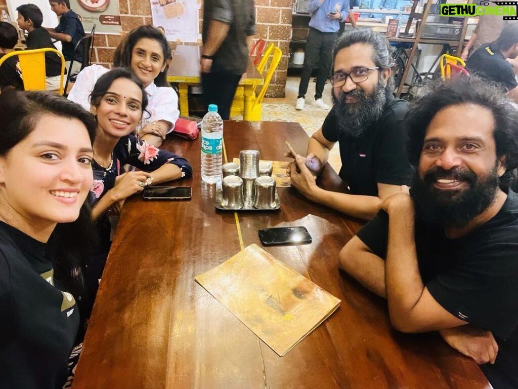 Viviya Santh Instagram - Strangers turning to colleagues to eventually turn into a nest of friends is the best thing that could have happened in a shoot location 🥰. @guru_somasundaram @dr_amar_ramachandran @amaraspallavi @twinkle_joby #shootlocation #locationfun #foodspotting #adamintechayakada #paragon ആദാമിന്റെ ചായക്കട