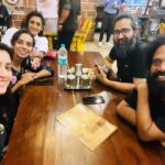 Viviya Santh Instagram – Strangers turning to colleagues to eventually turn into a nest of friends is the best thing that could have happened in a shoot location 🥰.
@guru_somasundaram @dr_amar_ramachandran @amaraspallavi @twinkle_joby 

#shootlocation #locationfun #foodspotting #adamintechayakada #paragon ആദാമിന്റെ ചായക്കട